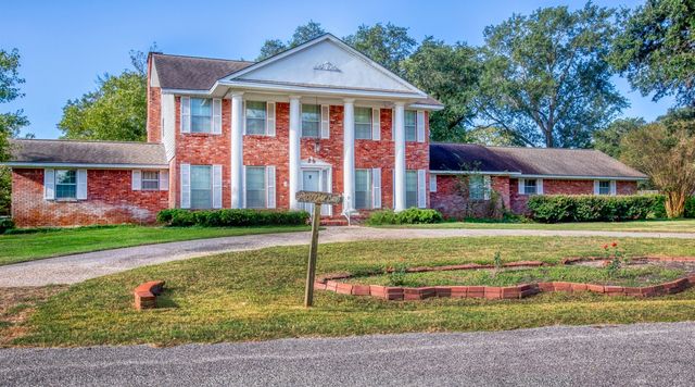 301 Cedar Circle, Brenham, TX 77833