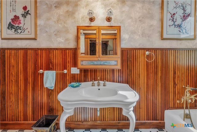 524 Saint Peter Street, Gonzales, TX 78629