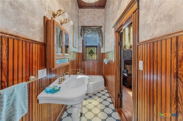 524 Saint Peter Street, Gonzales, TX 78629