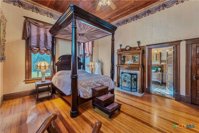 524 Saint Peter Street, Gonzales, TX 78629