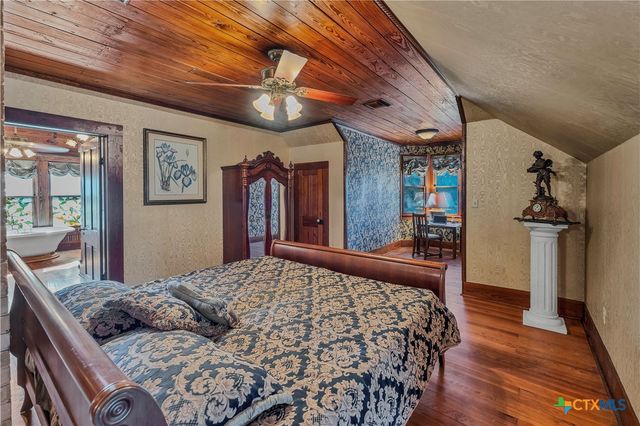 524 Saint Peter Street, Gonzales, TX 78629