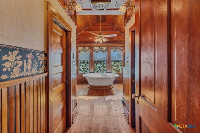 524 Saint Peter Street, Gonzales, TX 78629