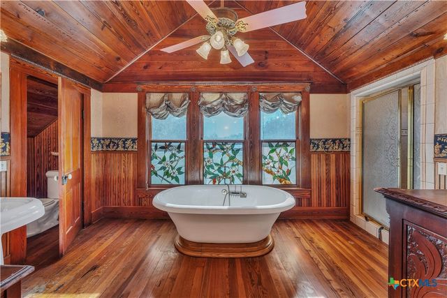 524 Saint Peter Street, Gonzales, TX 78629