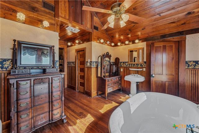 524 Saint Peter Street, Gonzales, TX 78629