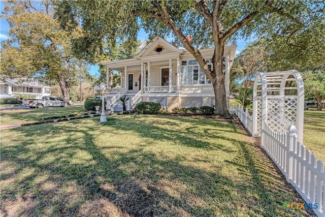 524 Saint Peter Street, Gonzales, TX 78629