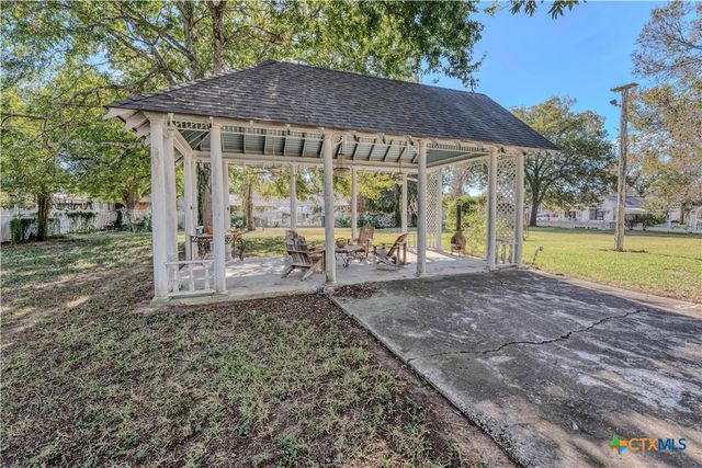 524 Saint Peter Street, Gonzales, TX 78629