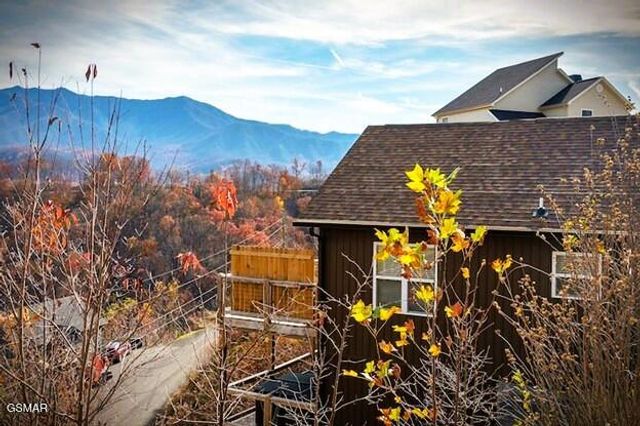 862 Sourwood Drive, Gatlinburg, TN 37738