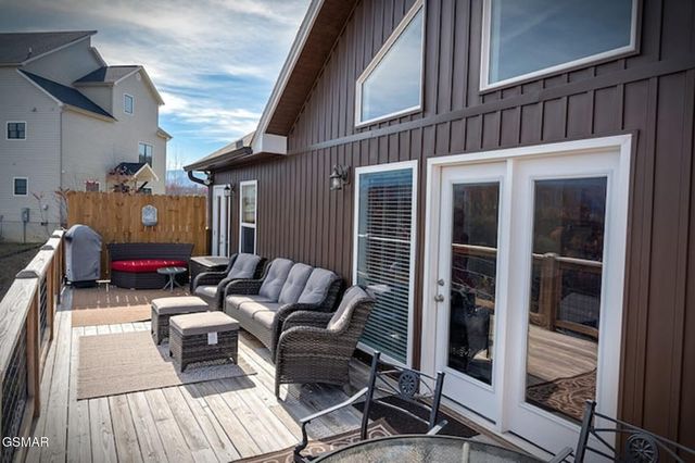 862 Sourwood Drive, Gatlinburg, TN 37738