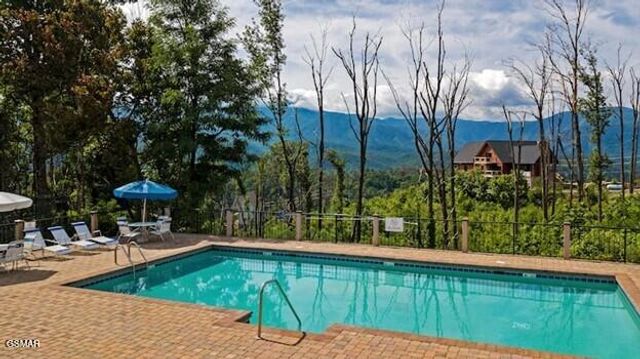 862 Sourwood Drive, Gatlinburg, TN 37738