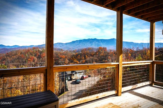 862 Sourwood Drive, Gatlinburg, TN 37738