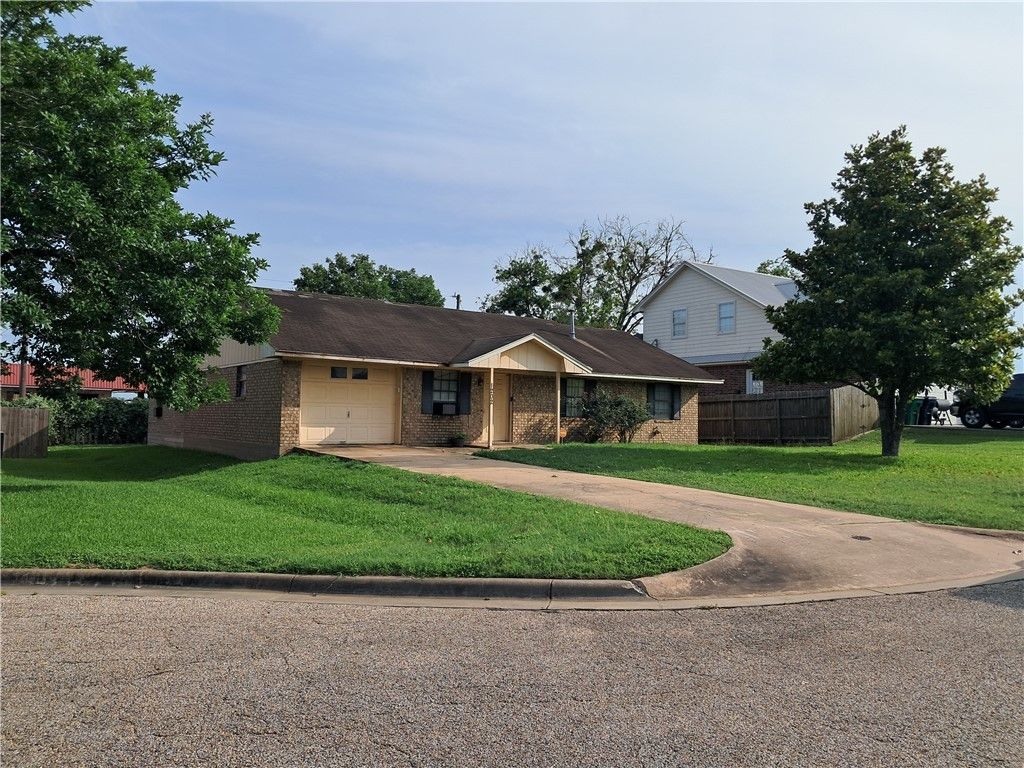1202 Cheyenne Drive, Brenham, TX 77833