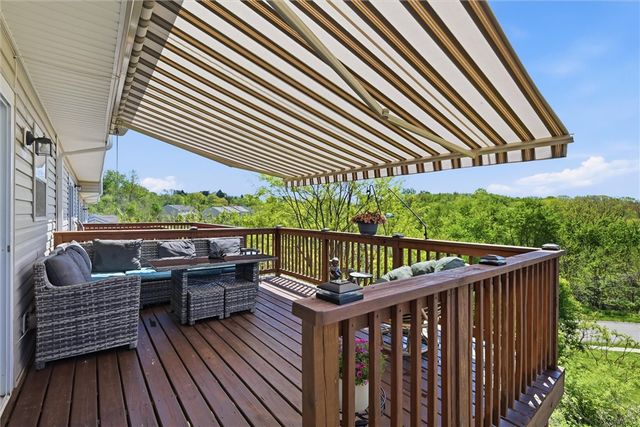 242 Grace Manor Dr, Coraopolis, PA 15108