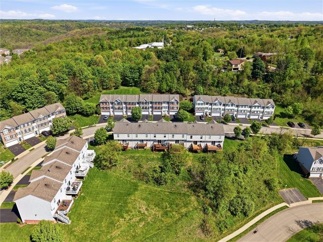 242 Grace Manor Dr, Coraopolis, PA 15108