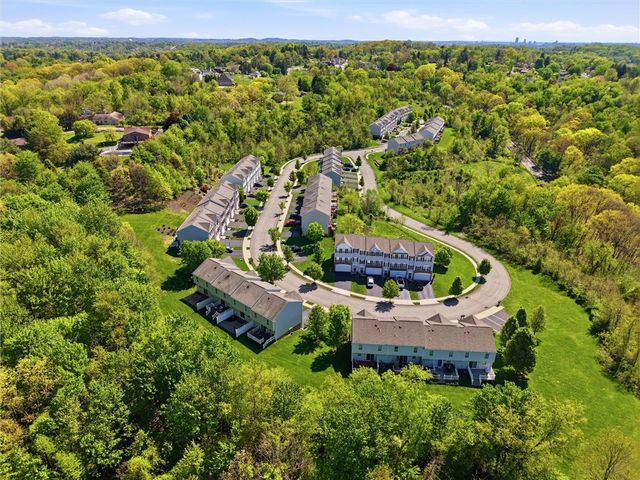 242 Grace Manor Dr, Coraopolis, PA 15108