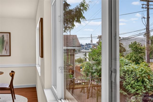 4042 5th Avenue NE, Seattle, WA 98105