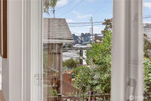 4042 5th Avenue NE, Seattle, WA 98105
