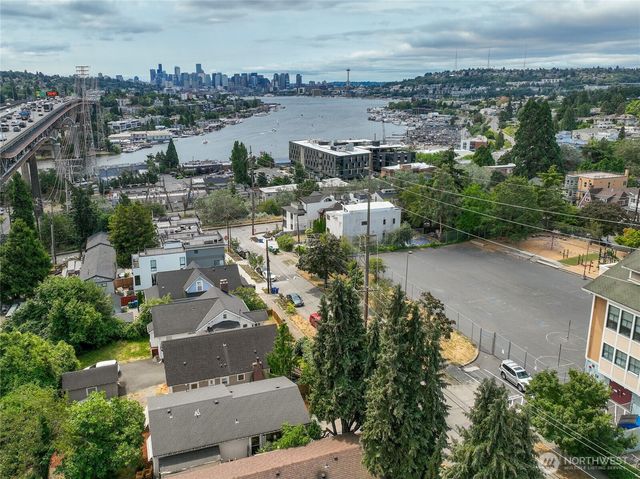 4042 5th Avenue NE, Seattle, WA 98105