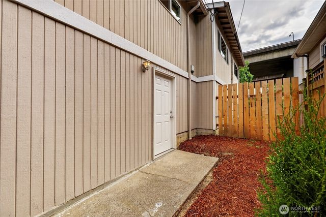 4042 5th Avenue NE, Seattle, WA 98105