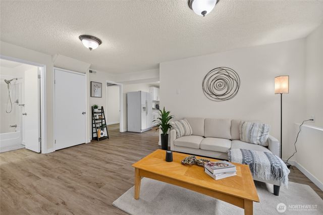 4042 5th Avenue NE, Seattle, WA 98105