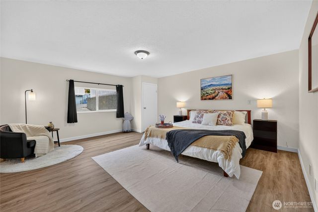 4042 5th Avenue NE, Seattle, WA 98105