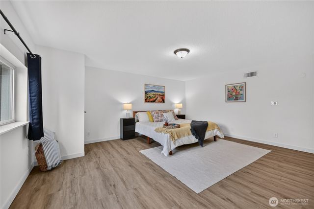 4042 5th Avenue NE, Seattle, WA 98105