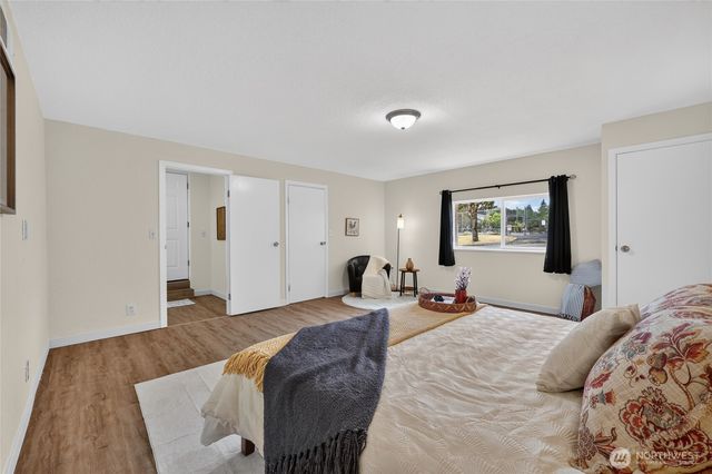 4042 5th Avenue NE, Seattle, WA 98105