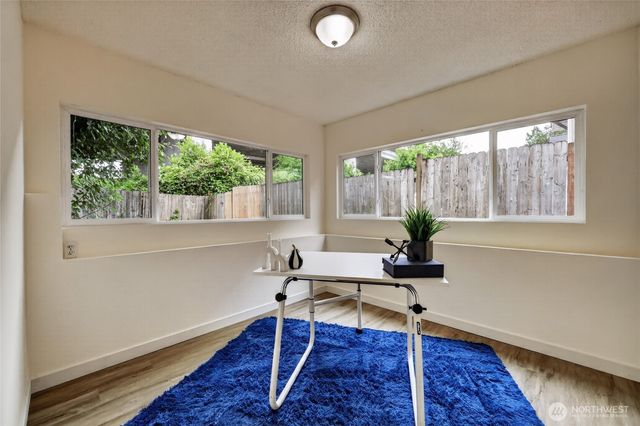 4042 5th Avenue NE, Seattle, WA 98105