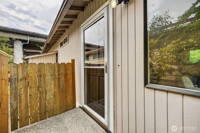 4042 5th Avenue NE, Seattle, WA 98105