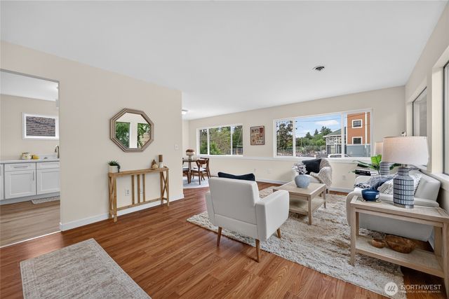 4042 5th Avenue NE, Seattle, WA 98105