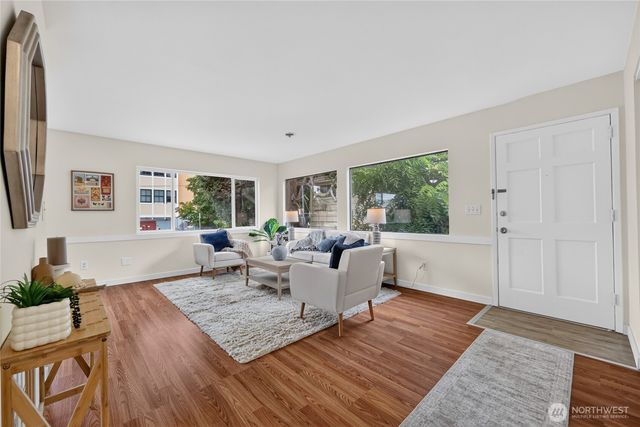 4042 5th Avenue NE, Seattle, WA 98105