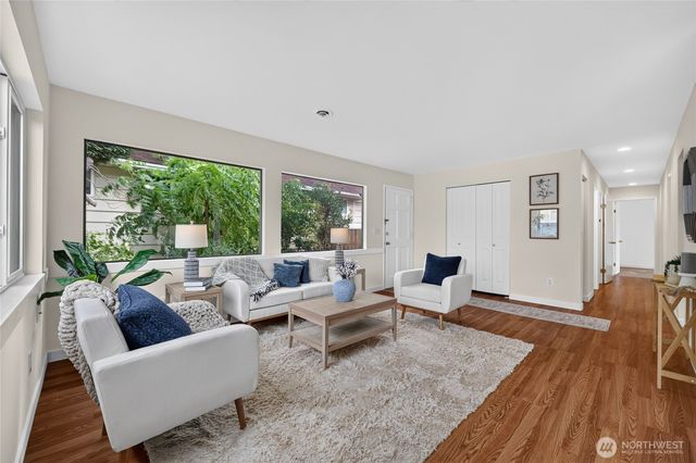 4042 5th Avenue NE, Seattle, WA 98105