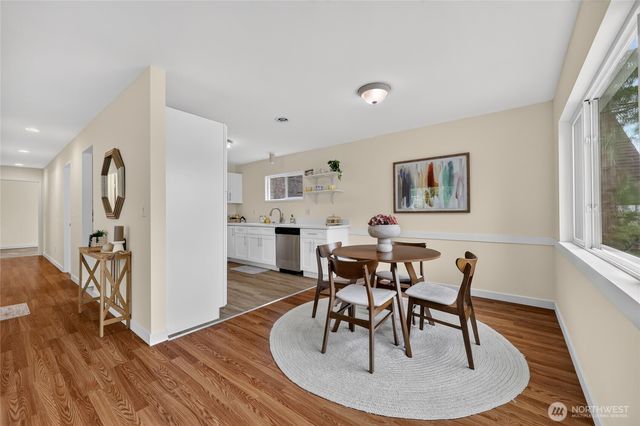 4042 5th Avenue NE, Seattle, WA 98105