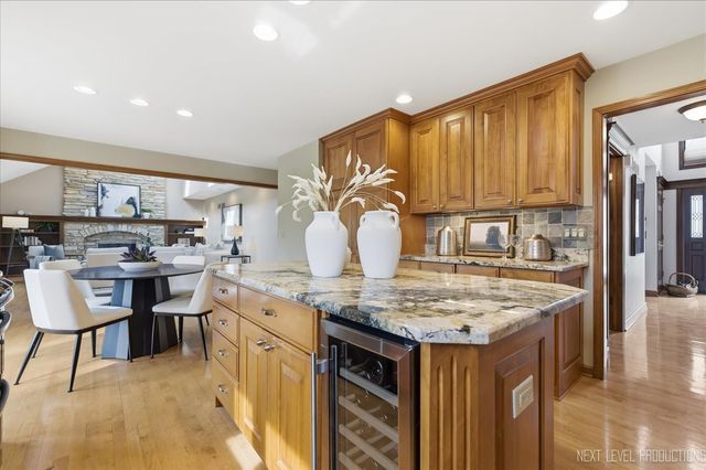 1872 Jahns Drive, Wheaton, IL 60189