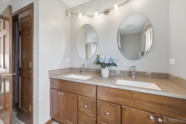 1872 Jahns Drive, Wheaton, IL 60189