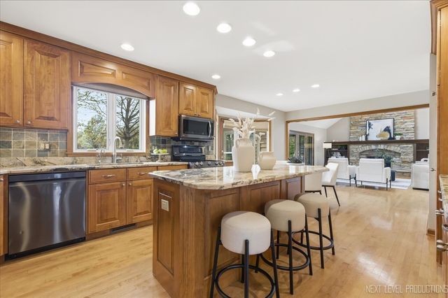 1872 Jahns Drive, Wheaton, IL 60189