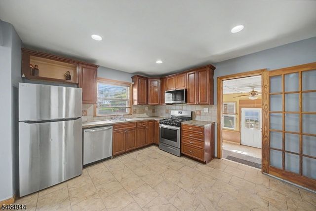 88 Boiling Springs Ave, East Rutherford Boro, NJ 07073