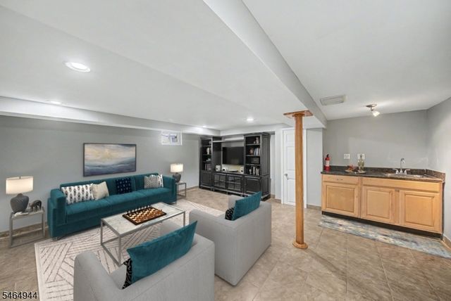 88 Boiling Springs Ave, East Rutherford Boro, NJ 07073