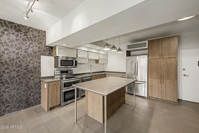 355 E THOMAS Road B106, Phoenix, AZ 85012