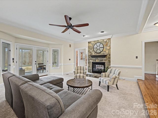 18801 River Falls Drive, Davidson, NC 28036