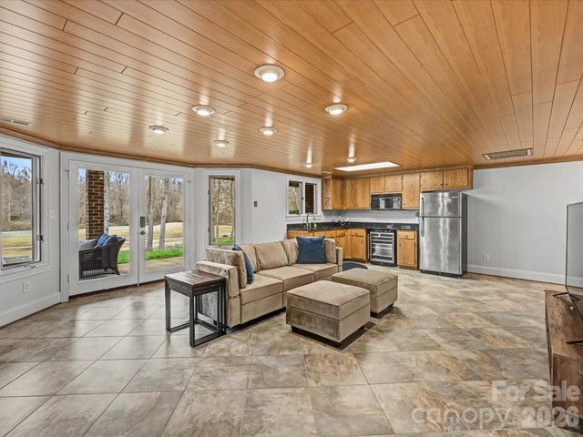 18801 River Falls Drive, Davidson, NC 28036