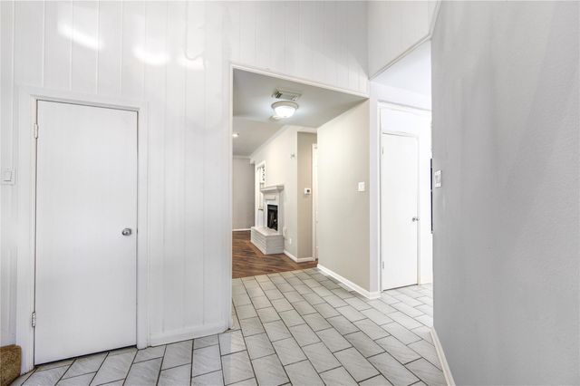 2524 Nantucket Drive B, Houston, TX 77057