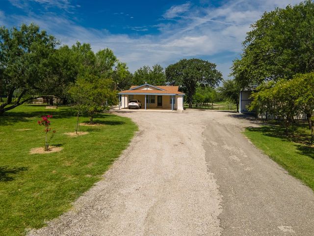 400 Blue Quail Dr, Lytle, TX 78052