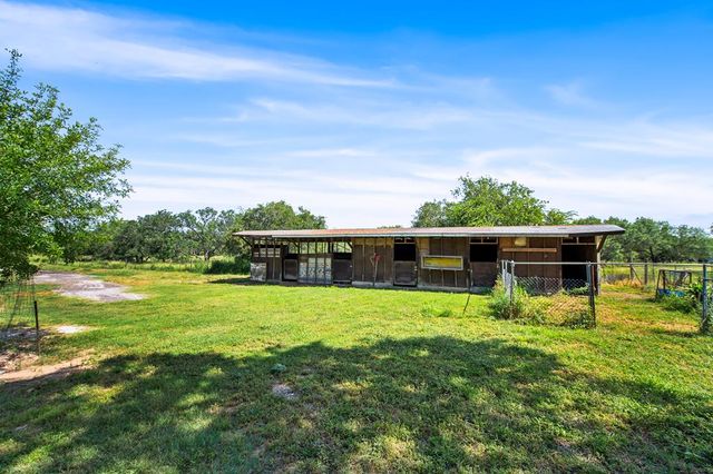 400 Blue Quail Dr, Lytle, TX 78052
