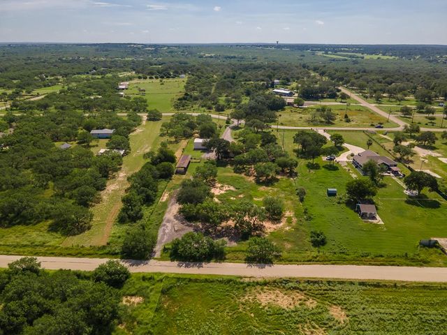 400 Blue Quail Dr, Lytle, TX 78052