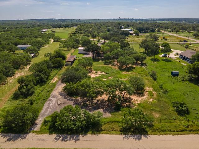 400 Blue Quail Dr, Lytle, TX 78052