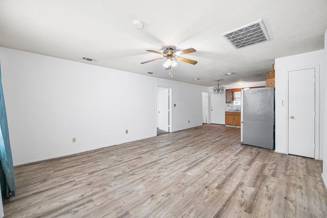 400 Blue Quail Dr, Lytle, TX 78052