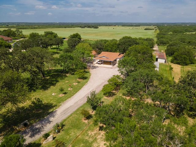 400 Blue Quail Dr, Lytle, TX 78052