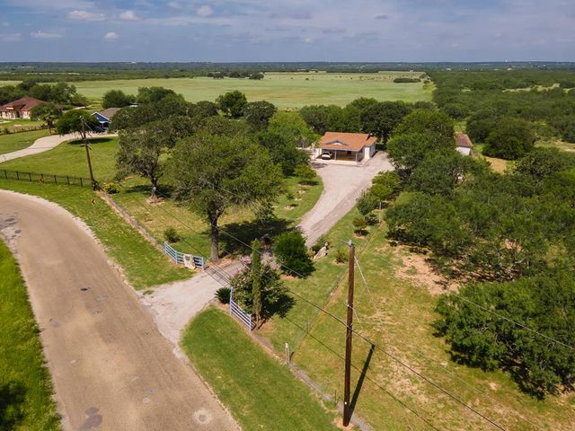 400 Blue Quail Dr, Lytle, TX 78052