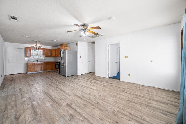 400 Blue Quail Dr, Lytle, TX 78052