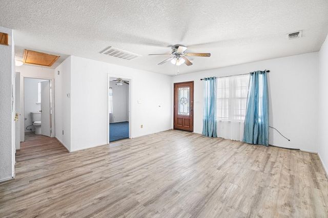 400 Blue Quail Dr, Lytle, TX 78052